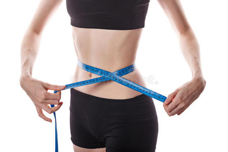 女孩测量腰部。 减肥。