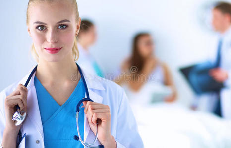 女医生站在医院听诊器旁