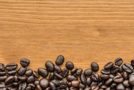 木板上棕色咖啡豆的背景