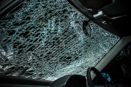 汽车内部损坏的玻璃汽车挡风玻璃