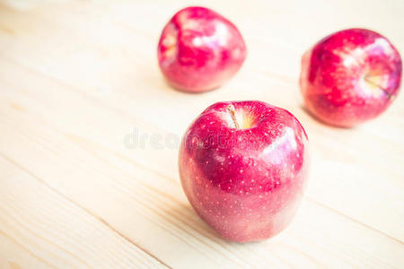 木地板上的苹果