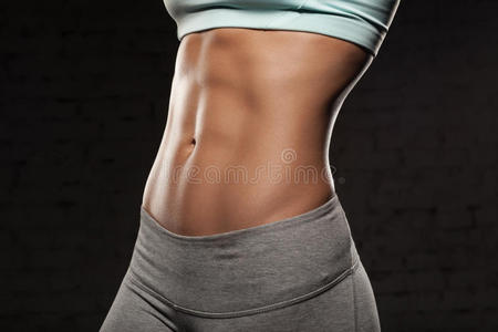 健身女性有肌肉的身体，做她的锻炼，腹肌，腹肌