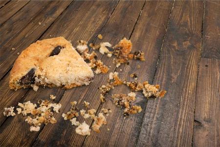 碎屑(尤指面包屑或糕饼屑);面包心;些许,少许; 俚>可鄙的人物;照片