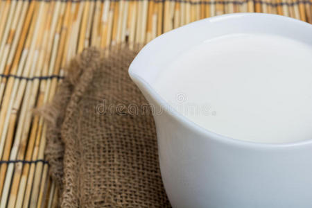 牛奶和陶瓷壶