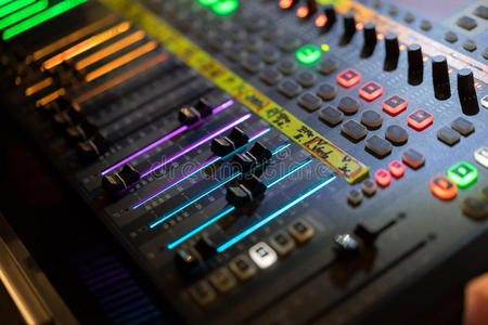 发光 音频 搅拌机 演播室 模拟 系统 音乐 转换 生产