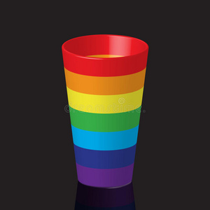 彩色彩虹塑料杯与反射，在黑暗的背景