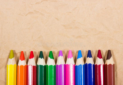 五颜六色的铅笔蜡笔。 回到学校