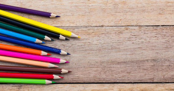 木头上的彩色铅笔