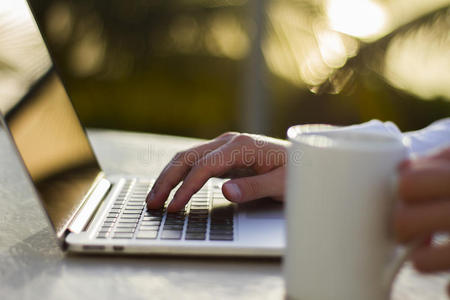 通信 阅读 男人 早晨 电子邮件 咖啡 商人 模糊 笔记本电脑