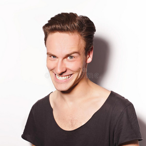 在白色背景上特写一个狡猾的年轻人照片