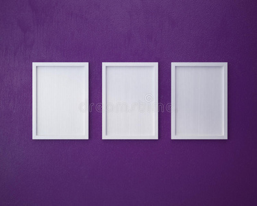 紫色墙上的3个空白框。