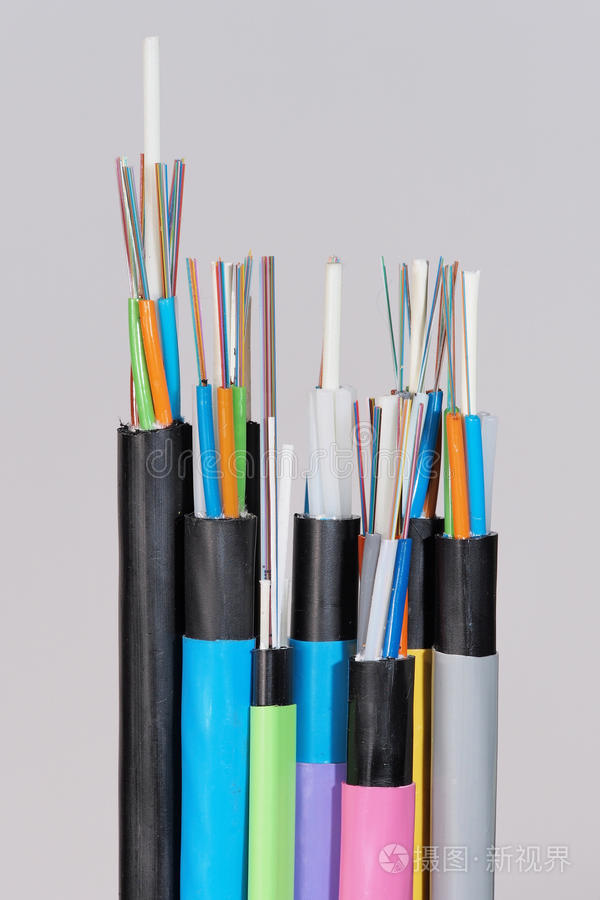 一组7种不同的光缆末端有剥离的外套和裸露的彩色纤维