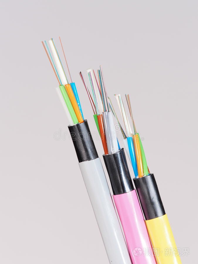 不同的彩色光缆末端有剥离的夹套层和暴露的彩色纤维