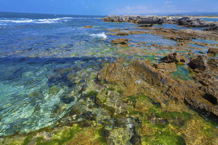 清澈的海水在海滨