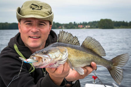 肖像 淡水 斯堪的纳维亚 抓住 垂钓者 夏天 渔民 瑞典