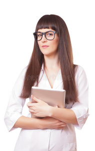 有吸引力的女人穿着实验室白色外套和平板电脑