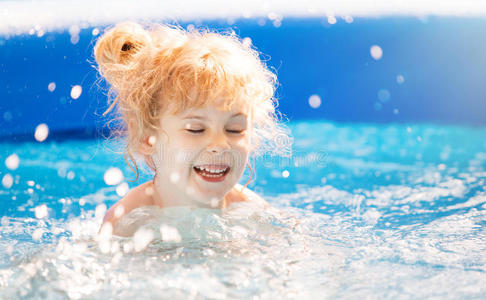 有趣的 宝贝 面对 女孩 健身 水塘 童年 幸福 白种人