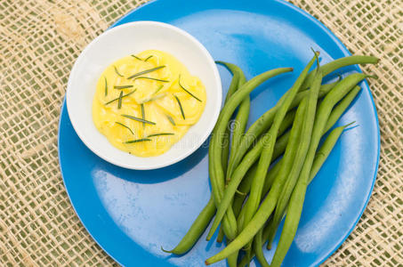 蓝色盘子，黄油迷迭香和绿豆