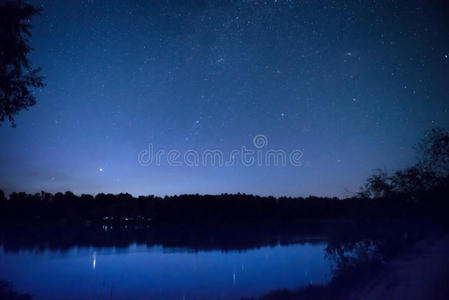 美丽的夜空，湖面上有许多星星