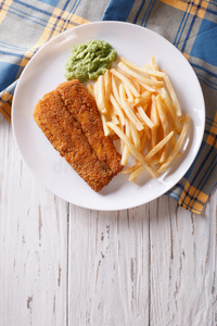 英国食物炸鱼在面糊与薯片。 垂直顶部视图