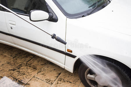 用高压水射流冲洗的汽车