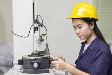 一位工程师建立了试验机照片