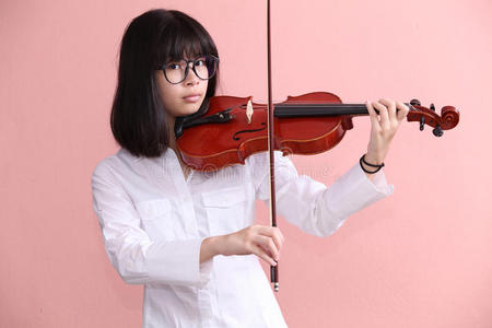 带小提琴眼镜的亚洲青少年微笑