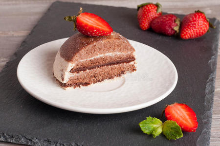 木制桌子上有草莓的巧克力蛋糕，水平