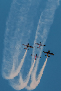 飞机空中表演队烟雾跟踪同步