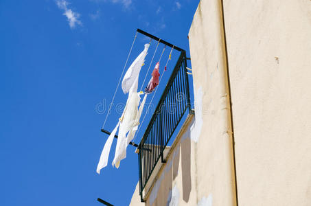 在意大利,衣服挂在太阳下晾干照片
