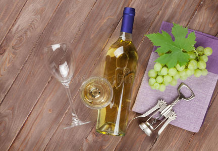 一串葡萄，白葡萄酒和软木塞