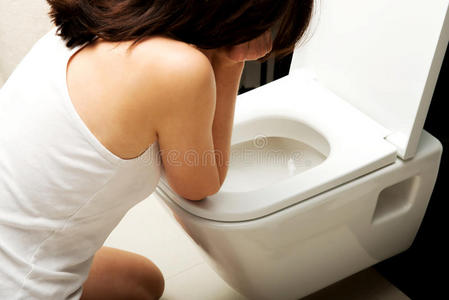 女人在厕所呕吐.女性手中拿着红酒的杯子喝着酒的女人怀孕酗酒的女孩