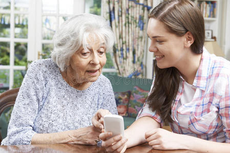 照顾 孤独 慈善 在室内 帮助 手机 家庭 解释 孙女 古老的