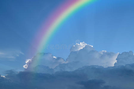 蓝天彩虹图片