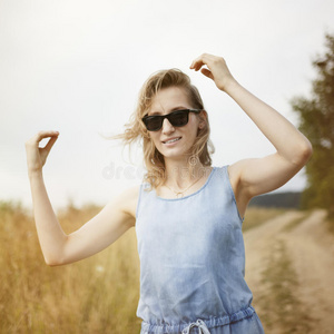 美丽的年轻女人在草地上摆姿势。