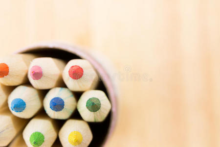 许多彩色铅笔