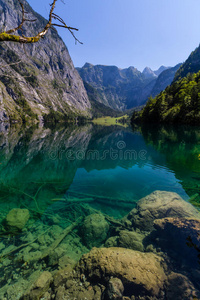 美丽的高山湖景观，清澈的绿水和背景的山脉，奥伯西，德国