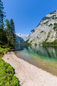 美丽的高山湖景观，清澈的绿水和背景的山脉，奥伯西，德国