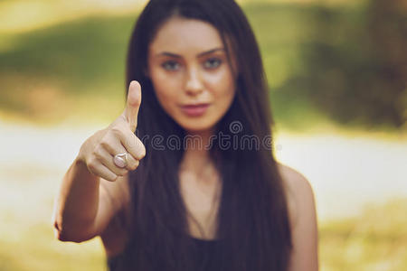 手指 黑发 美女 人类 漂亮的 公园 夏天 拇指 签名 女人