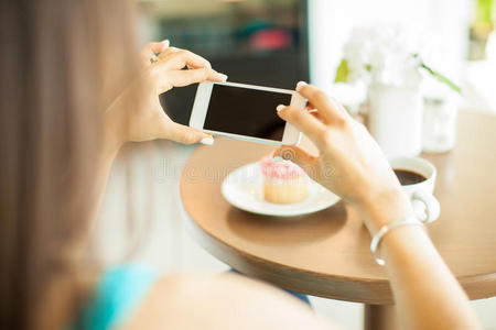 成人 黑发 自助餐厅 食物 顾客 公司 咖啡 电话 智能手机