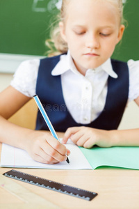 笔记本 白种人 可爱的 桌子 教室 学生 书桌 女孩 铅笔