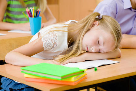睡在教室里的女孩照片