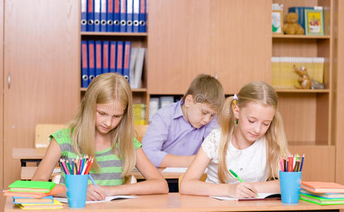 一群小学生在教室里参加考试