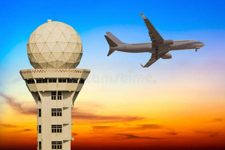 商业飞机飞越机场控制塔