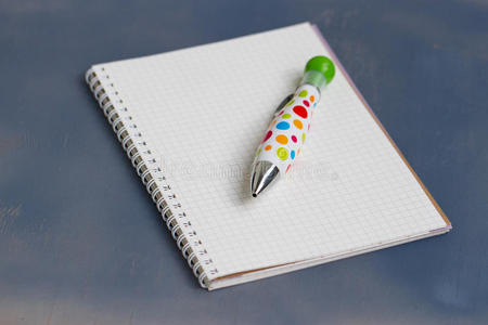 木制桌子上有钢笔和铅笔的空白笔记本