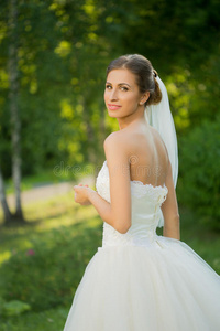 美女 魅力 连衣裙 花束 人类 发型 可爱的 新娘 结婚