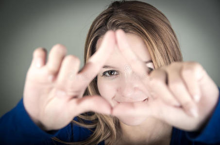 可爱的年轻女孩制作的特写肖像