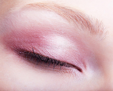 闭眼女性面部特写照片