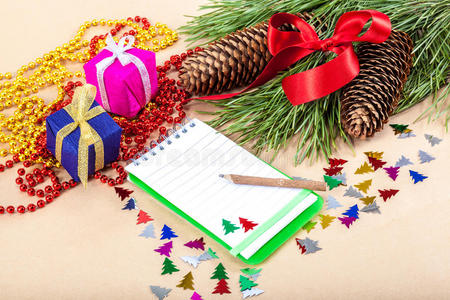 圣诞礼物，记事本，铅笔和云杉枝