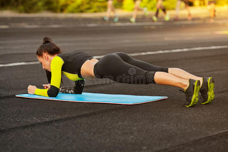 运动 臀部 身体 腹部 防抱死制动系统 运动型 满的 女孩